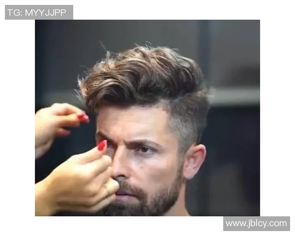 梳背头的足球球星们如何通过独特发型塑造个人魅力与赛场风采